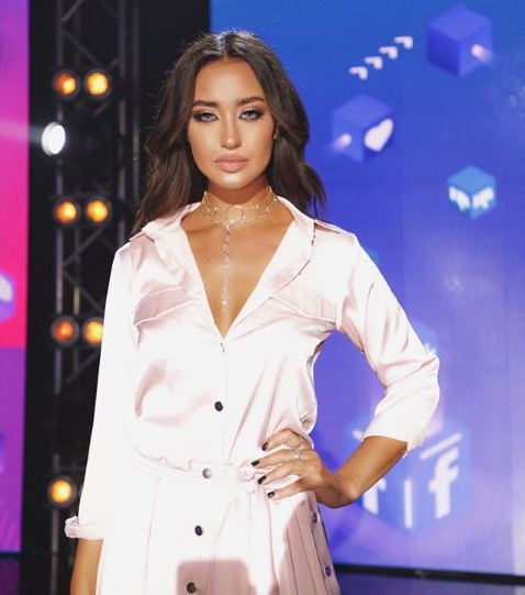 نينا عبدالملك تتحوّل إلى شبيهة ريهانا