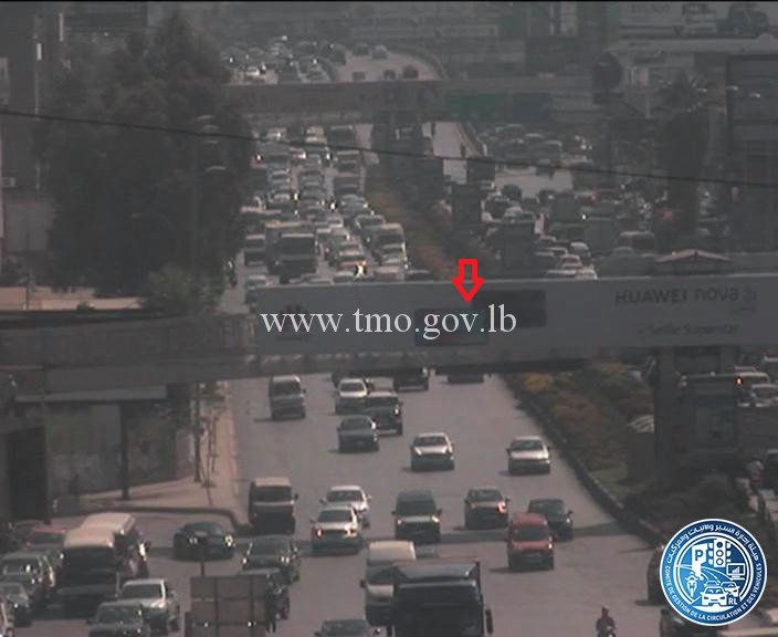 تعطل سيارة على اوتوستراد الدورة باتجاه الكرنتينا 