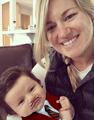 بالصور: طفل رضيع يولد بشعر كثيف.. يثير الدهشة! 1 بالصور: طفل رضيع يولد بشعر كثيف.. يثير الدهشة!