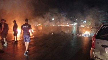 Lebanon News - محتجون قطعوا السير على أوتوستراد الدورة في اتجاه جونية