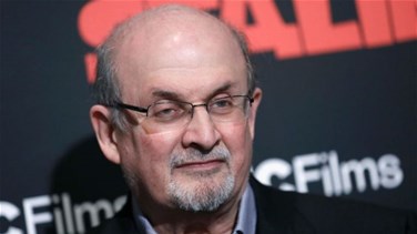 Lebanon News - ارتفاع مبيعات رواية "آيات شيطانية" بعد الاعتداء على سلمان رشدي