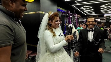Lebanon News - حفل زفاف "غريب"... بطلة مصارعة تحتفل مع عريسها داخل صالة الألعاب الرياضية (فيديو)