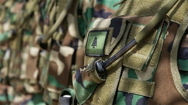 Lebanon News - دورية جيش توقف سوريين مع بندقية وكمية من حشيشة الكيف ودولارات (بالصور)