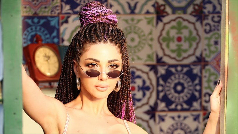 بالصورة - قميص ميريام فارس يحدث بلبلة!