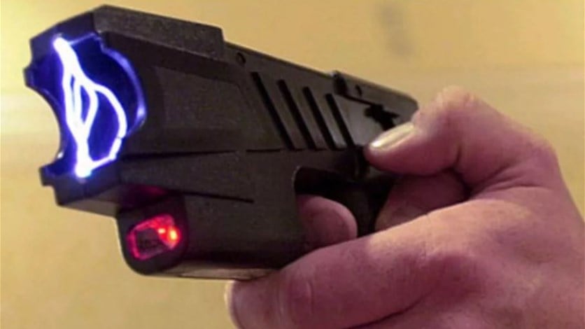 الشروع في تدريب عناصر الأمن على استعمال مسدسات “الصعق الكهربائي”