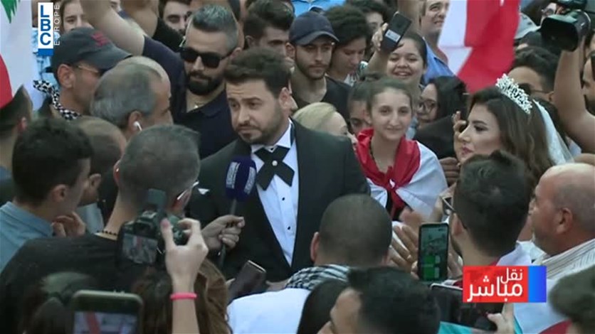 ثنائي يحتفل بزفافه مع المتظاهرين في عاليه (فيديو)
