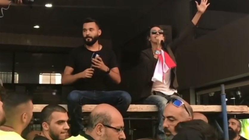 كيف تفاعل ايلي جلادة وورد الخال مع المتظاهرين في الذوق