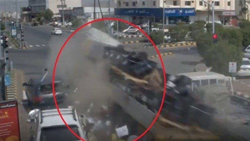 حادث سير مرو ع كاميرات المراقبة توث ق لحظة اصطدام شاحنة بسيارات في السعودية فيديو Lebanon News