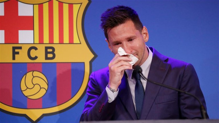 في مؤتمر وداع نادي برشلونة... دموع ميسي خانته أمام الجميع ...