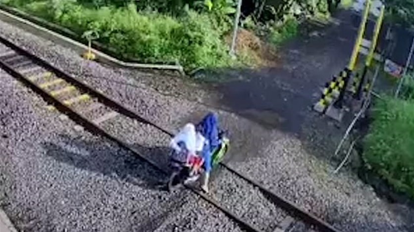 فيديو يحبس الأنفاس... امرأة وطفلان ينجون بأعجوبة من عجلات قطار في اللحظة الأخيرة!