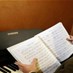 رجل دين معمم يثير الجدل لعزفه على آلة البيانو