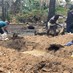 دفن ضحايا انفجار مصفاة نفط غير قانونية في نيجيريا بمقابر جماعية