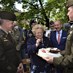 بعد 77 عاماً... جنود أميركيون يعيدون كعكة عيد ميلاد لسيدة...