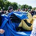 الشرطة الألمانية تأمر بسحب علم أوكراني ضخم خلال إحياء ذكرى 8...