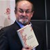 Lebanon News - بعد أن فقد عينه وأصيب بشلل بيده...سلمان رشدي يكشف مقتطفات من كتابه الجديد!