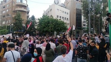 اعتصام في ساحة ساسين تزامنا مع وقفة لبعض المغتربين تحت عنوان "كلنا يعني كلنا"