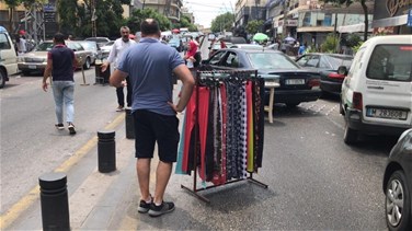 تجار شارع رياض الصلح في صيدا يقطعونه بالبضائع بسبب نفاد المازوت