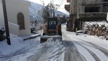 آليات وزارة الاشغال تفتح الطرقات الجبليّة المقطوعة بالثلوج