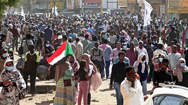 آلاف السودانيين يتظاهرون تكريما لضحايا مناهضي الانقلاب