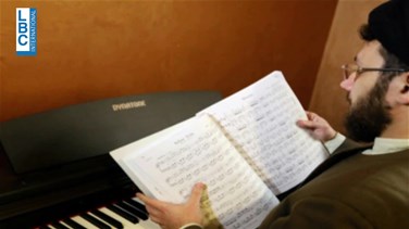 رجل دين معمم يثير الجدل لعزفه على آلة البيانو