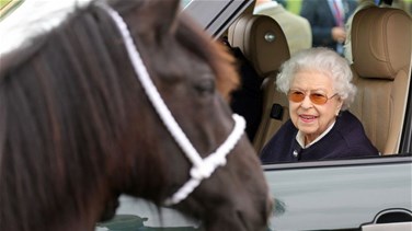 بعد غيابٍ... الملكة إليزابيث تشارك في عرض الخيول الملكي
