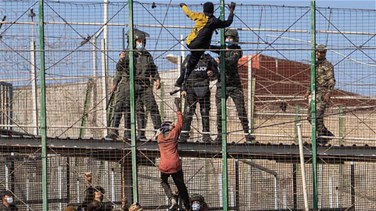 توقيف 25 مهاجرًا في المغرب بتهمة محاولة العبور إلى إسبانيا