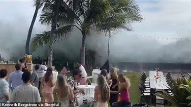 موجة ضخمة تفسد حفل زفاف في هاواي... وفيديو يوثّق اللحظات...