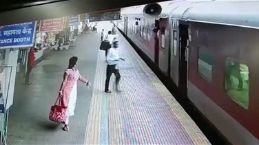 شرطية شجاعة...أنقذت امرأة مسنة وابنها من موت محتّم في محطة قطار
