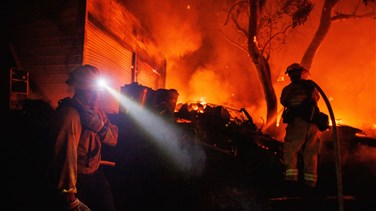 مقتل شخصين وأوامر إخلاء للآلاف في كاليفورنيا بسبب حرائق الغابات