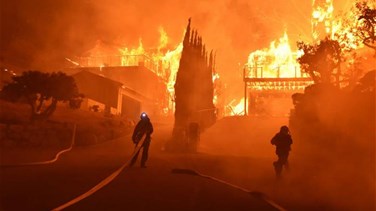 حريق في كاليفورنيا يمتد سريعا إلى جبال في وسط الولاية