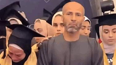 مشهد مؤثر... أب يحضر حفل تخرّج ابنته المتوفاة في مصر (فيديو)