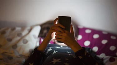 دراسة تكشف... المراهقون يخسرون ساعة نوم ليلياً بسبب الهاتف الخلوي