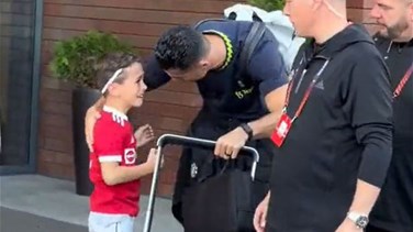 مشهد ظريف... طفل يخترق الأمن لمعانقة كريستيانو رونالدو (فيديو)