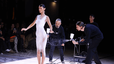 إطلالة بيلا حديد أبهرت الملايين... ارتدت فستاناً رُشّ على جسدها أمام الحاضرين (فيديو)