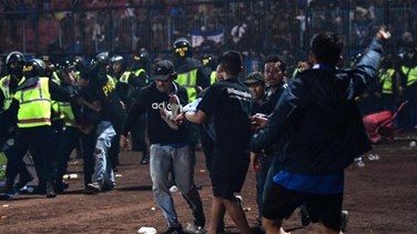 127 قتيلا على الأقل خلال مباراة لكرة القدم في إندونيسيا (فيديو)