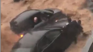 بعد فيديو سيول كفرحباب... سيارات تصطدم ببعضها ومواطنون يحاولون الخروج من سياراتهم (فيديو)