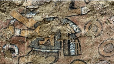 تعود إلى العصر ما قبل الكولومبي...عالم آثار يعيد اكتشاف جدارية "استثنائية" في البيرو