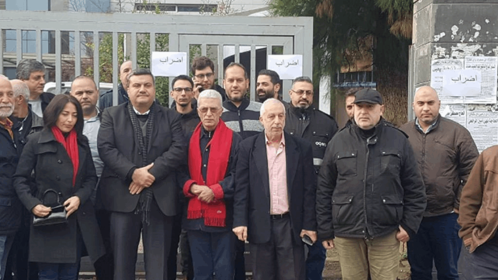 موظفو "الإتصالات" اعتصموا في الميناء لعدم قبض مستحقاتهم ولوحوا بالتصعيد