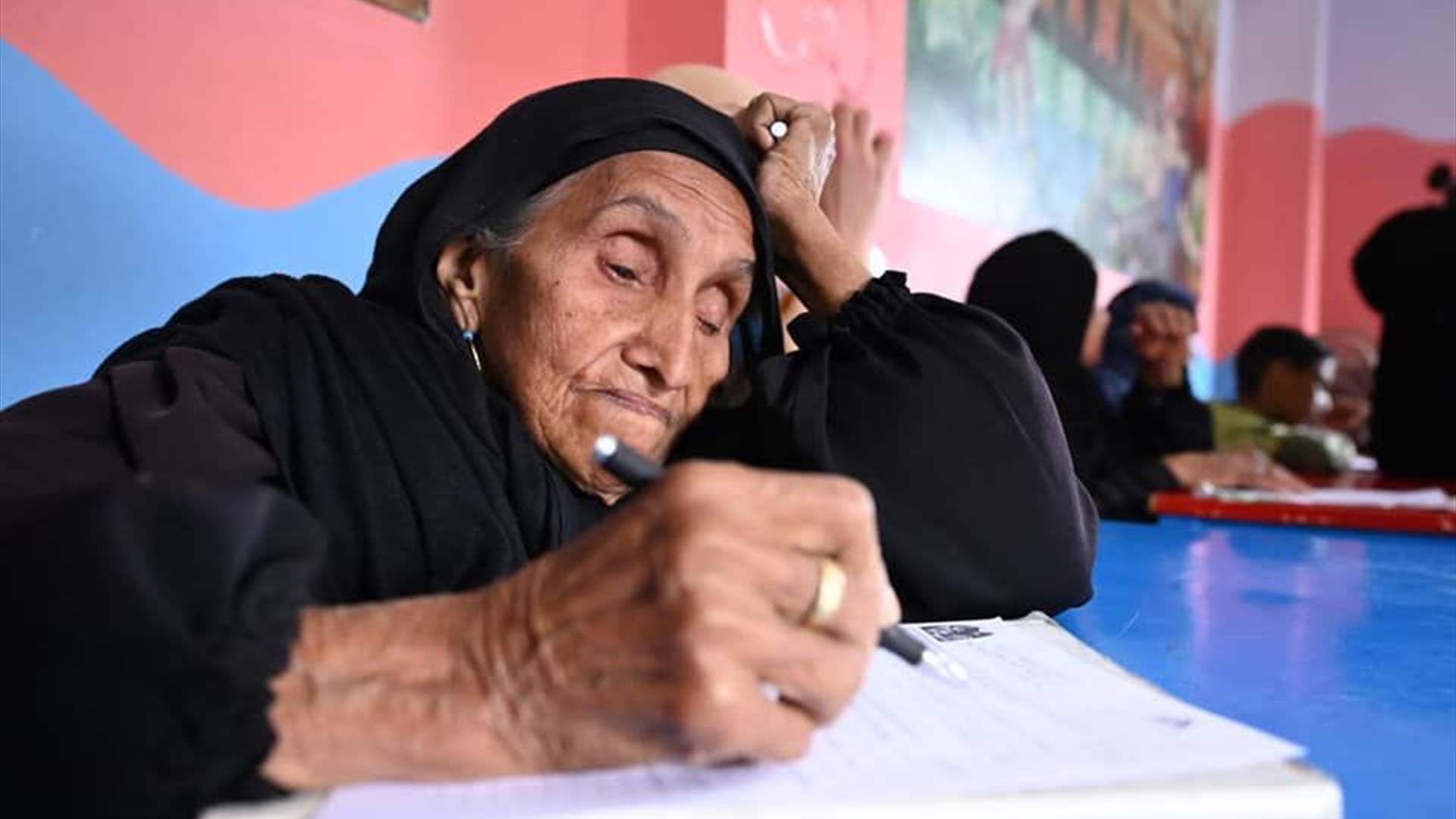 العمر مجرّد رقم... مسنة مصرية تتعلّم القراءة والكتابة بعمر 87 عاماً