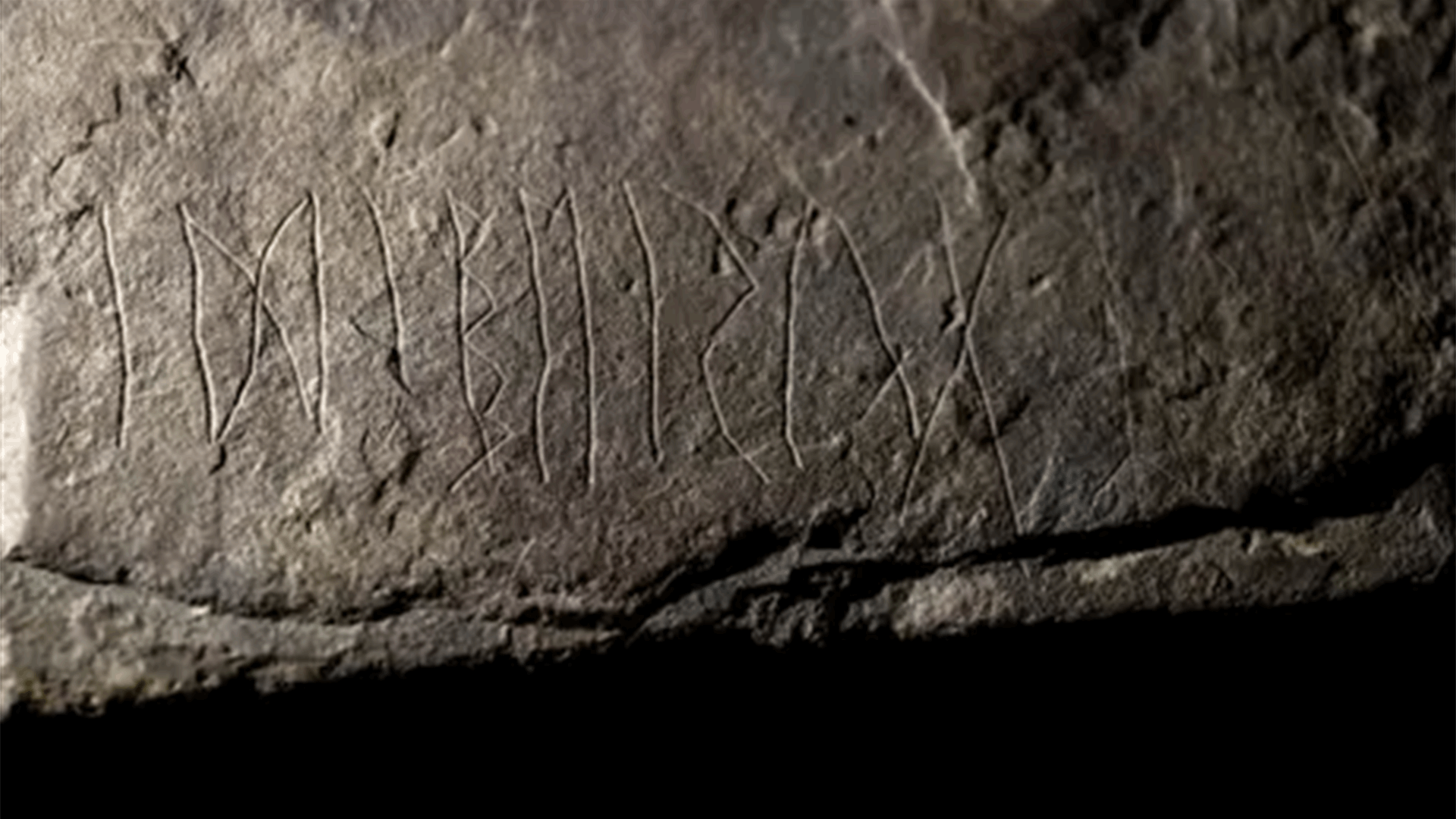 &quot;حلم للعلماء&quot;... اكتشاف أقدم حجر يحمل نقوشاً بالأحرف الرونية في النرويج