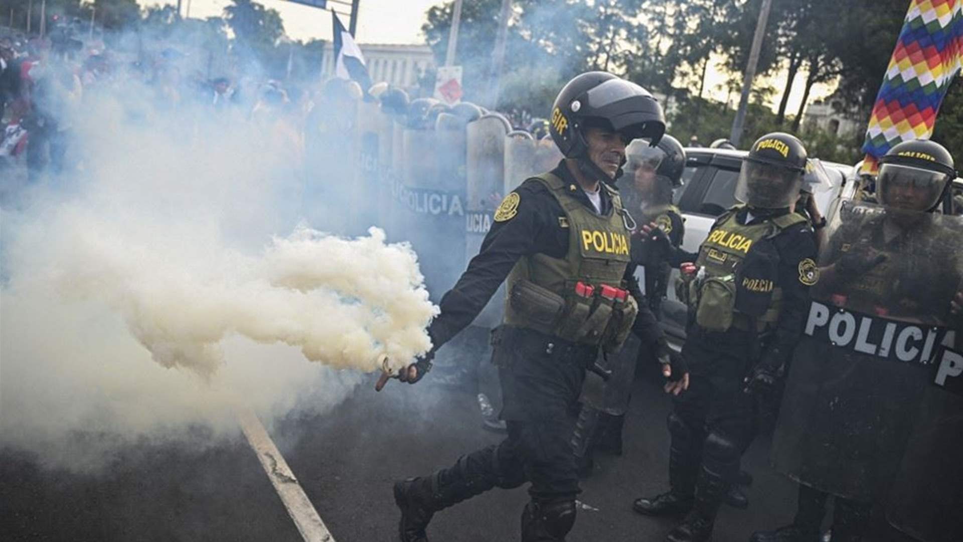مقتل امرأة في اشتباكات بين الشرطة ومتظاهرين يطالبون باستقالة رئيسة البيرو 