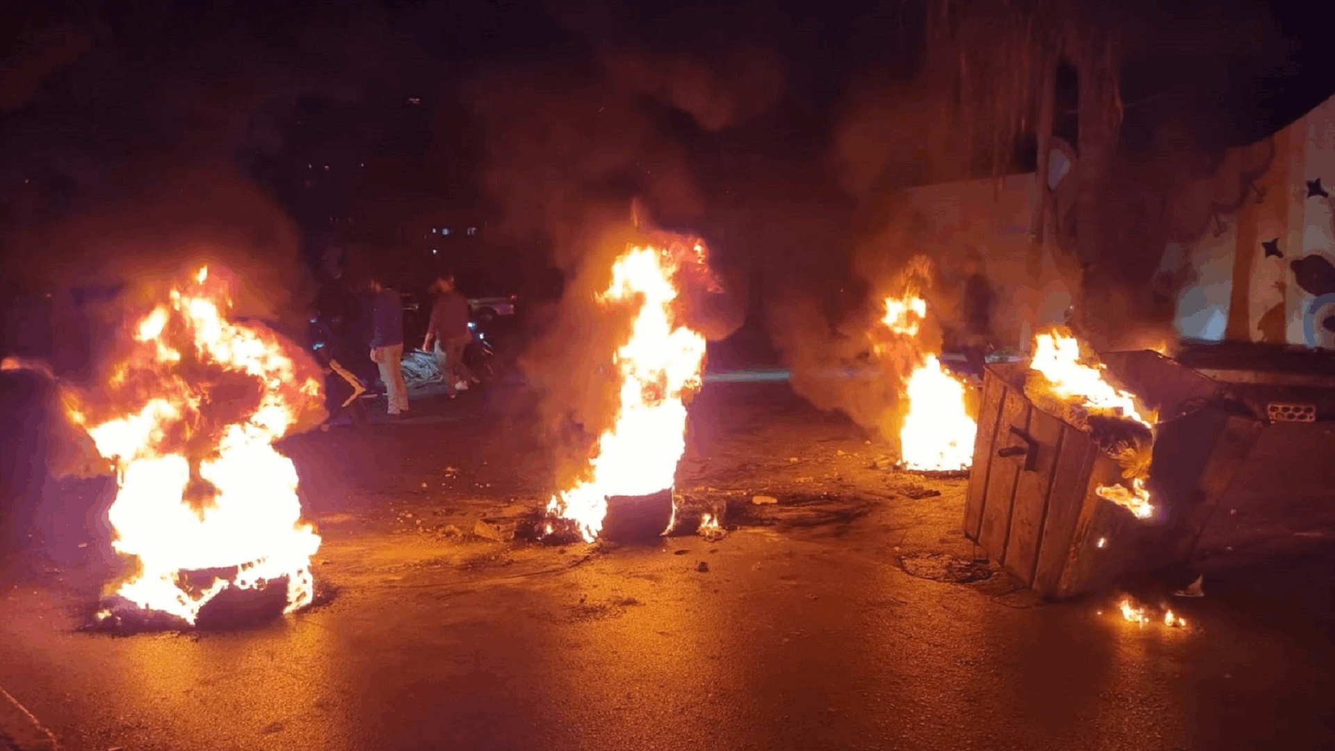 اقفال الطريق في ساحة الشهداء في صيدا بالاطارات المشتعلة