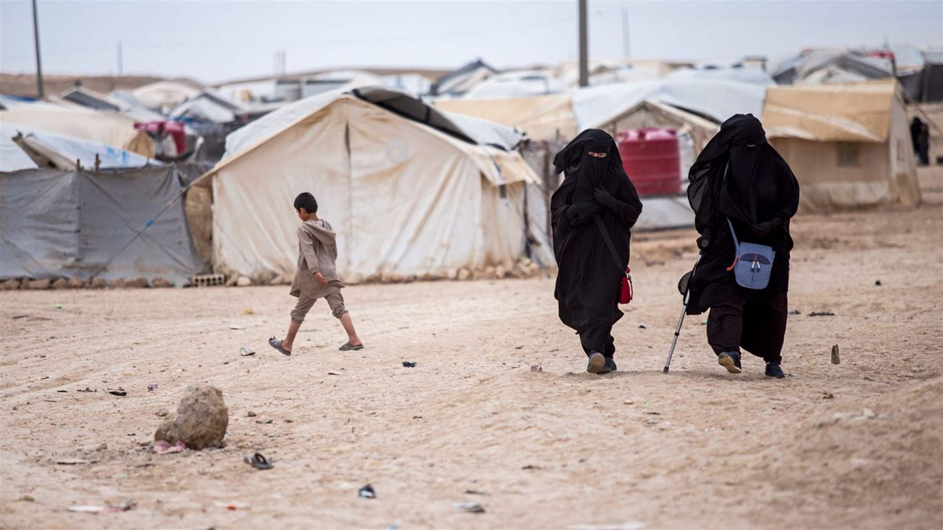 فرنسا أعادت الثلاثاء 15 امرأة و32 طفلا من مخيمات يحتجز فيها جهاديون في سوريا 