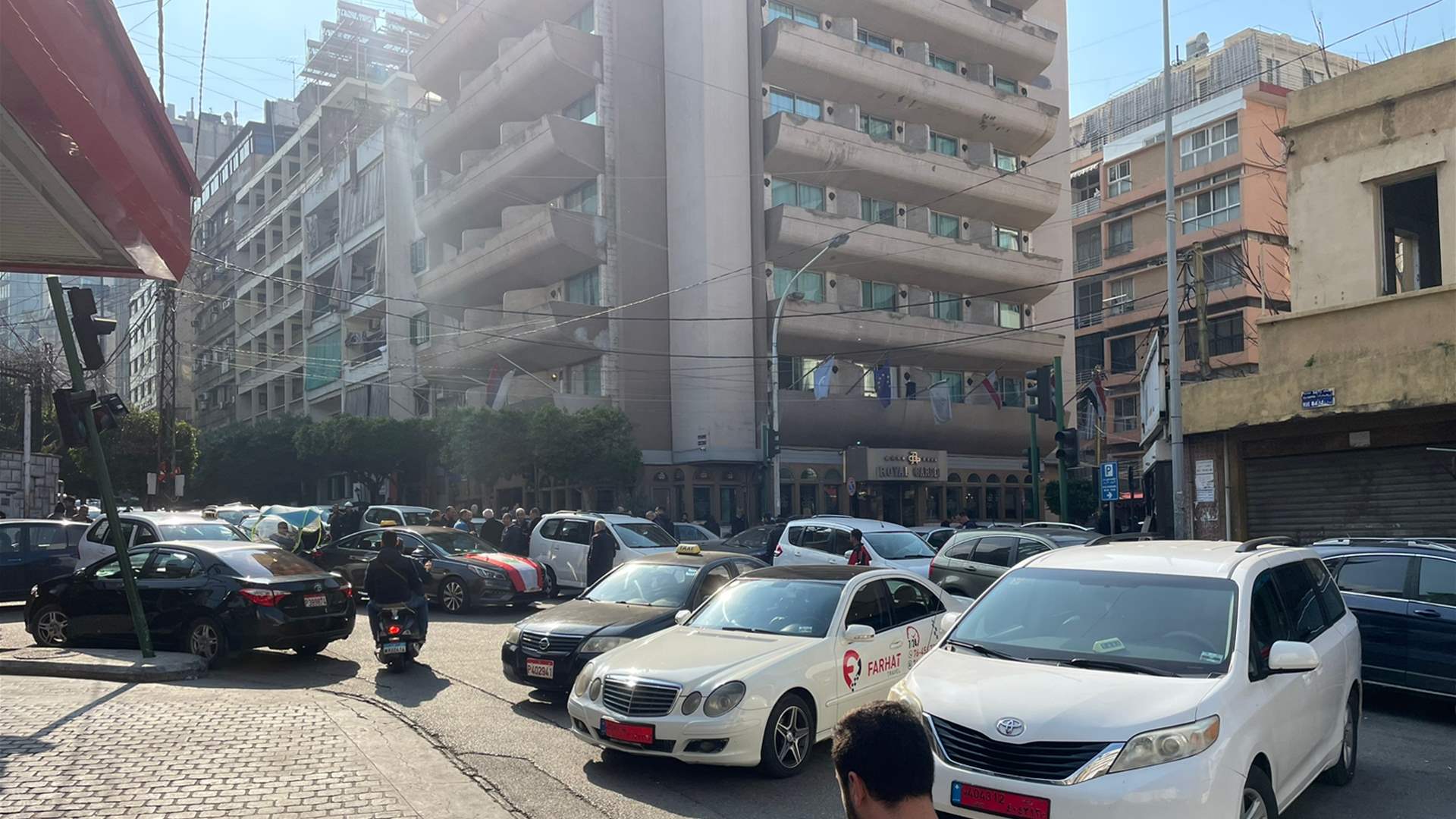 التحكم المروري: قطع السير امام مصرف لبنان شارع الحمرا