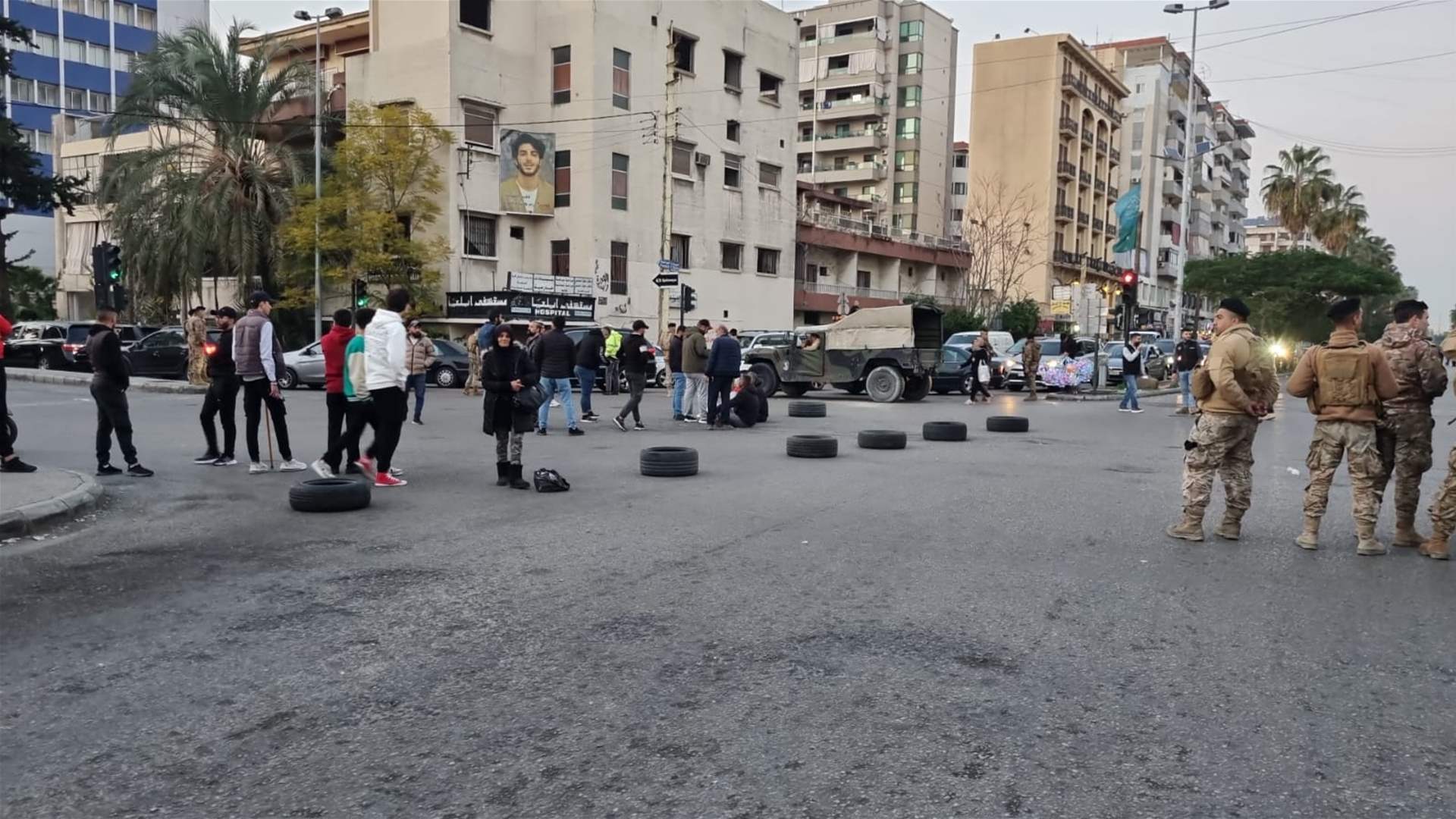 اقفال دوار إيليا من قبل بعض المحتجين و عمل الجيش على تحويل السير بإتجاه الطرق الفرعية