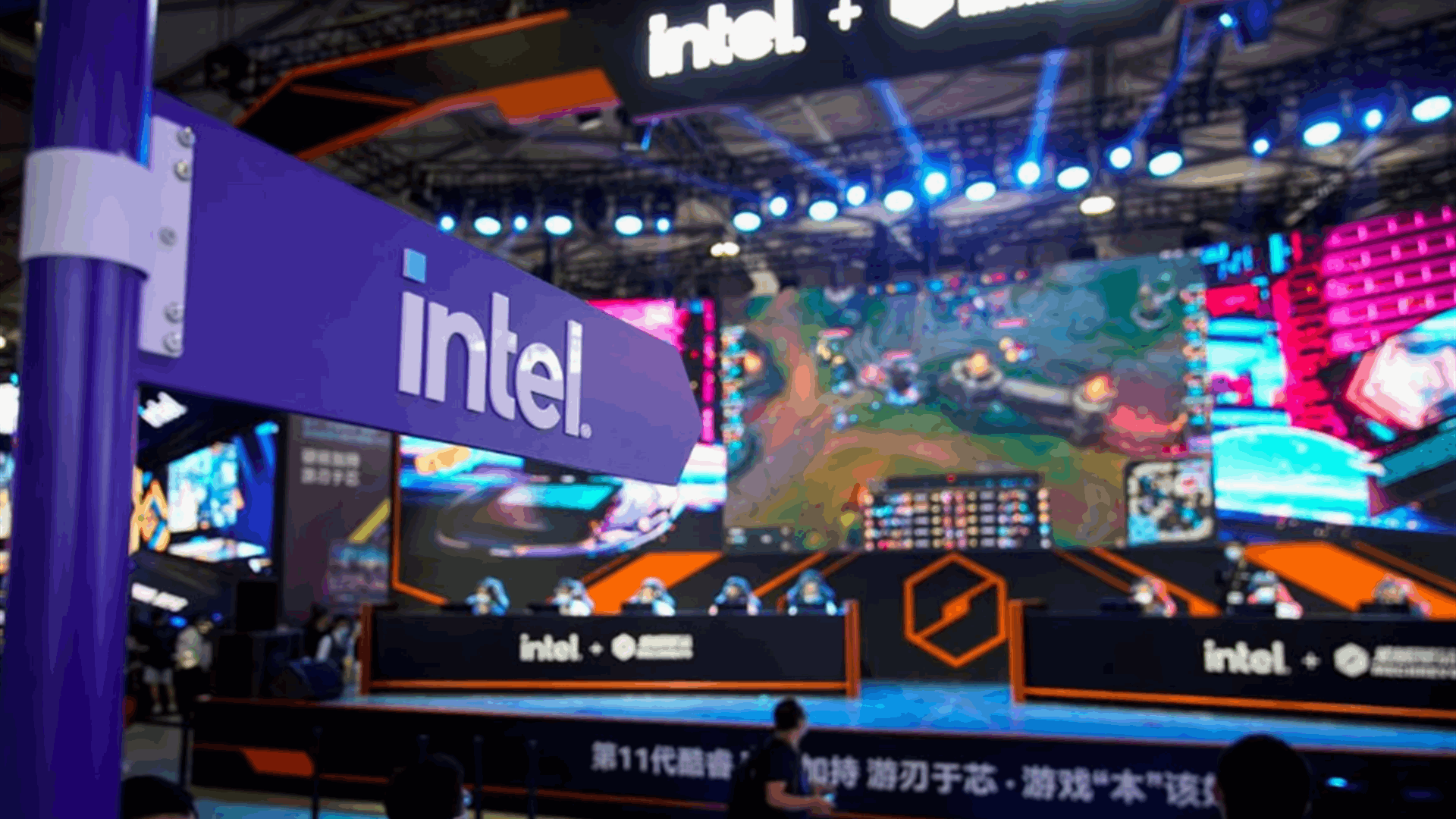 Intel&#39;s &#39;historic collapse&#39; triggers selloff in chip stocks