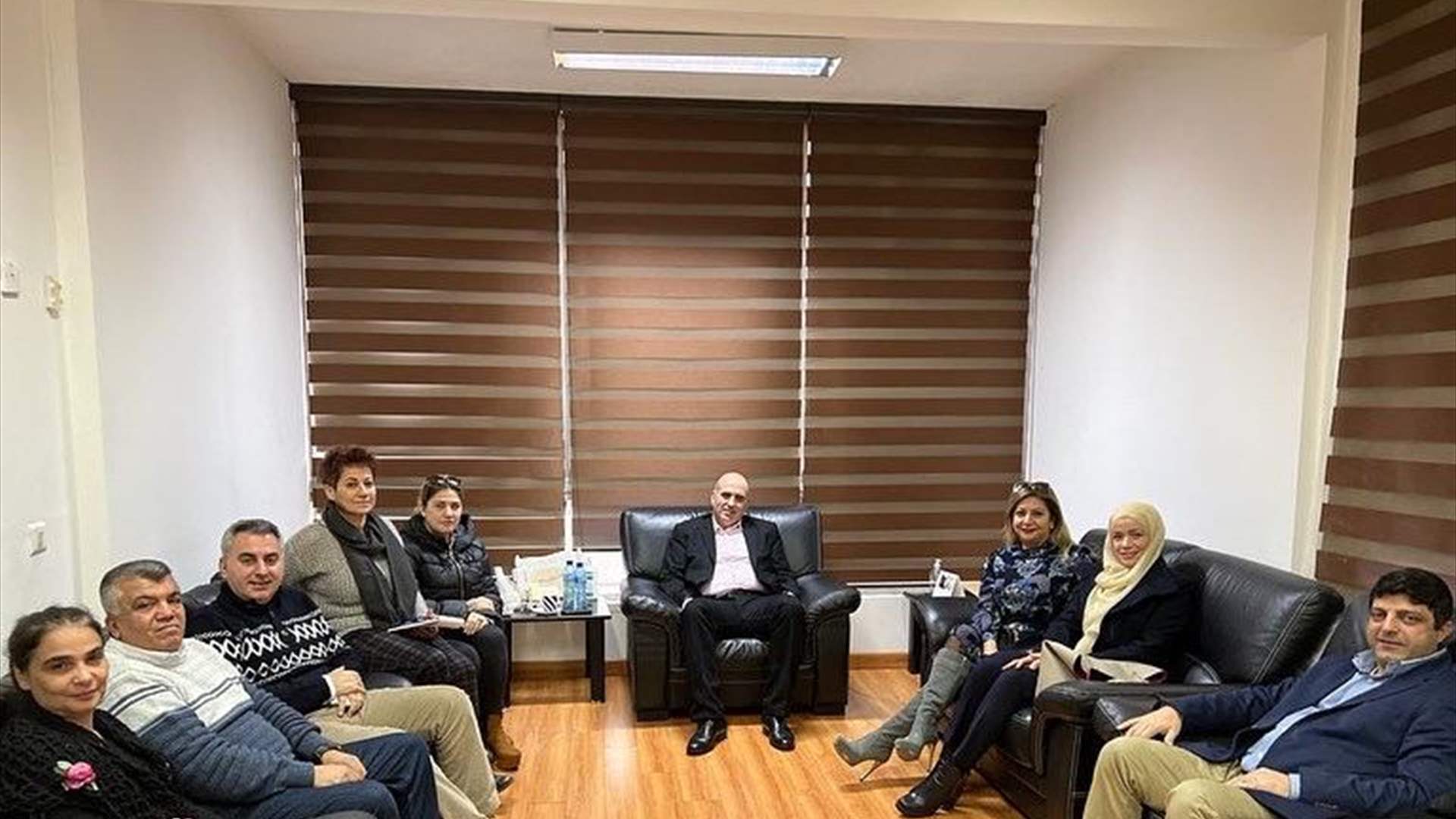 لحود عرض مع عميدة ورؤساء الاقسام في كلية الزراعة في الجامعة اللبنانية تعزيز التعاون مع وزارة الزراعة 