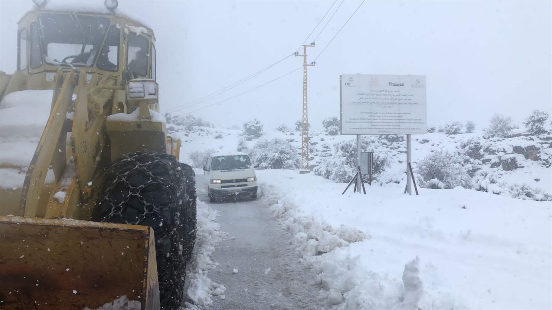 بعد إنقاذ ثلاث سيارات احتجزتها الثلوج..وزارة الاشغال: لعدم سلوك الطرقات الجبلية (صور)