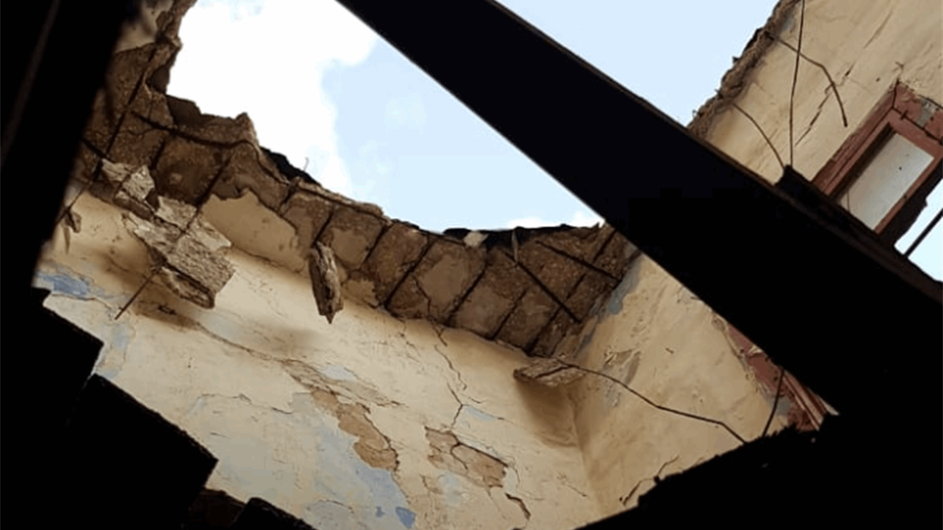 خسائر وانهيار حيطان دعم في الحقول والمنازل العاصفة