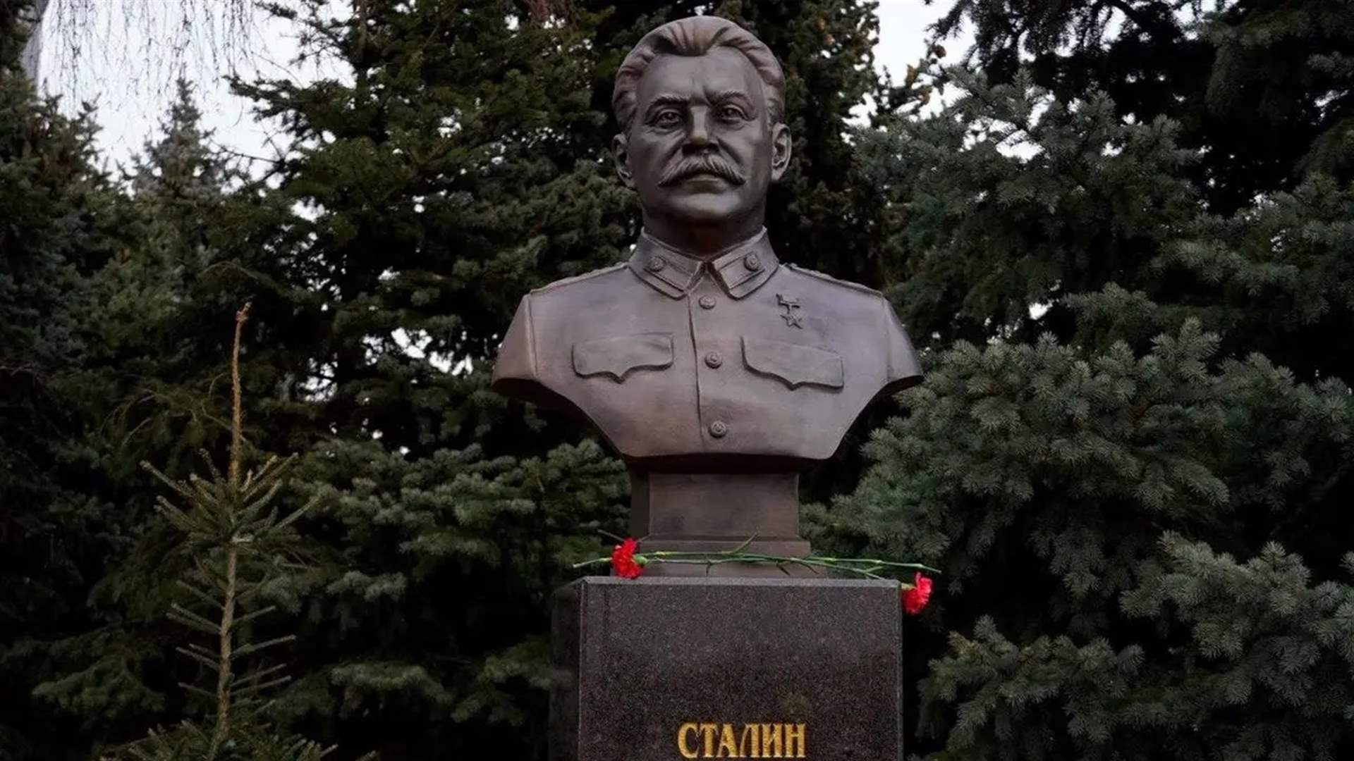 عشية ذكرى معركة ستالينغراد...تدشين تمثال لستالين في روسيا
